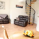 Beautiful Cozy 3 Bedroom 2 Bathroom Apartment
